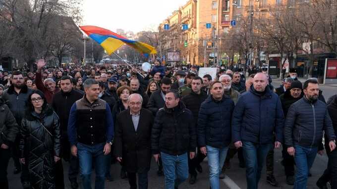 В результате протестов в Ереване есть первые раненые