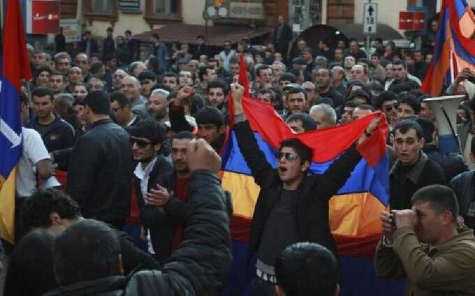 В Ереване не утихают митинги