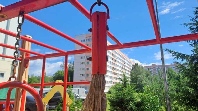 В Петербурге ребёнка травмировали качелями — разрыв селезёнки