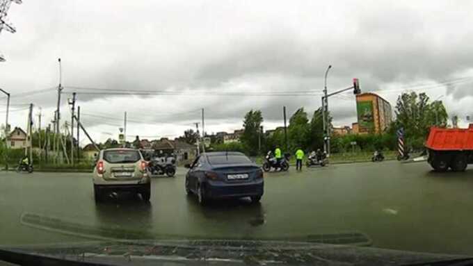 Запугали автолюбителей и сняли видео: розыгрыш мотоциклистов в Новосибирске